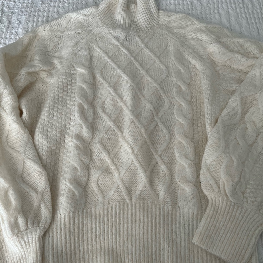 Abercrombie & Fitch Ivory Cable Knit Sweater